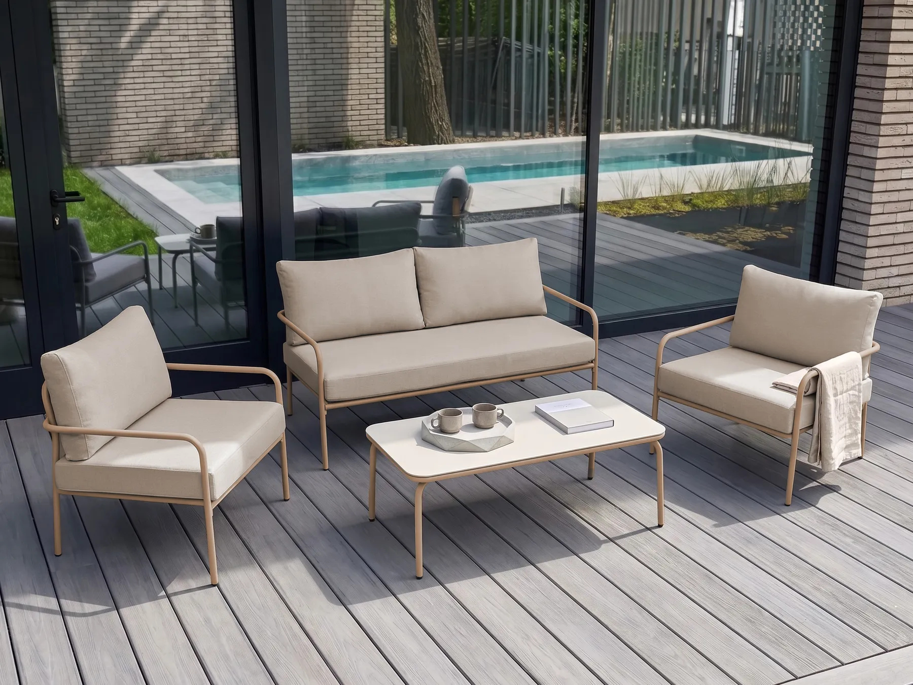 Trädgårdssoffgrupp med bord 4-sits NESSO Metall Ljusbeige_1082938