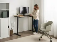 Elektriskt höj- och sänkbart skrivbord PENLY 120 cm 60 cm med USB-port Svart/ Ljusbrun_1031378