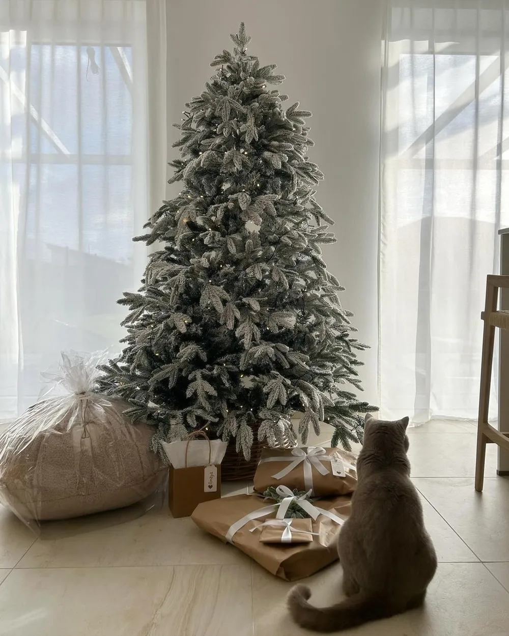 Artificial Snowy Christmas Tree FORAKER 180 cm White_895596