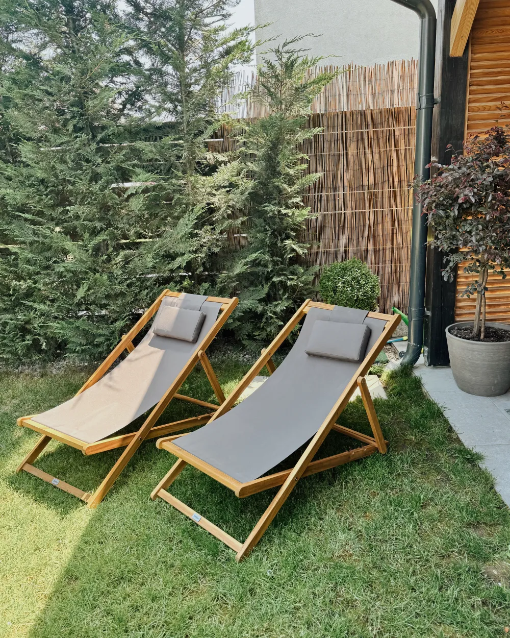 Set med 2 hopfällbara solstolar AVELLINO Akaciaträ Ljusbrun_1177547