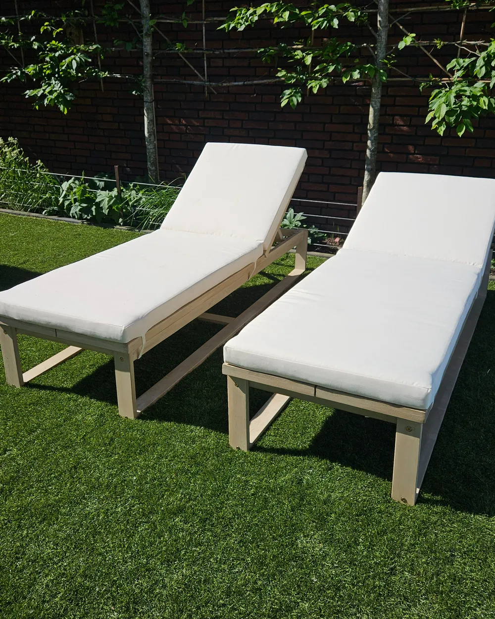 Sun Lounger with Cushion AZZANELLO Reclining Acacia Wood Off-White_989080