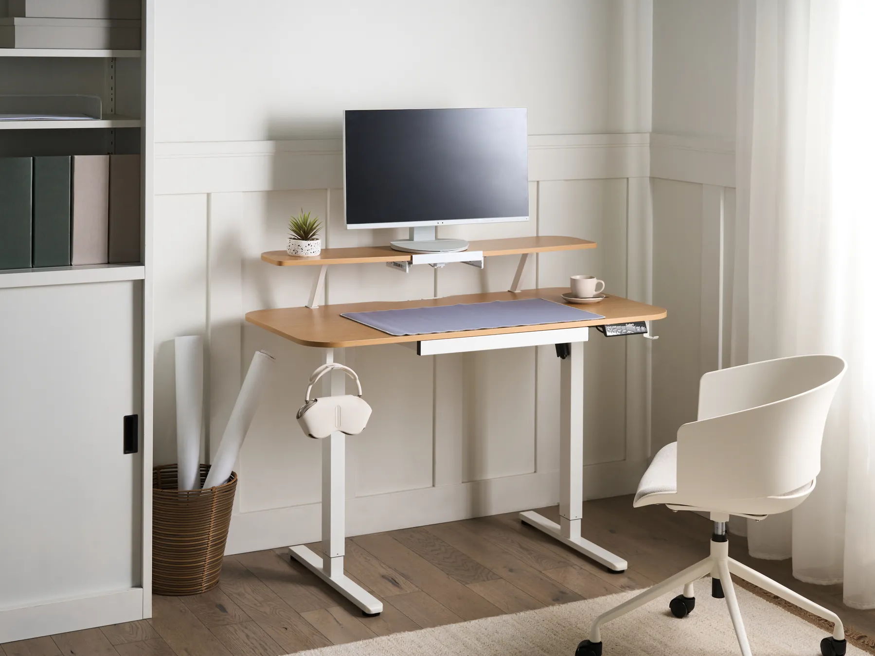 Elektriskt höj- och sänkbart skrivbord WILBANKS 120 cm 60 cm med USB-port Ljusbrun/ Vit_1031186