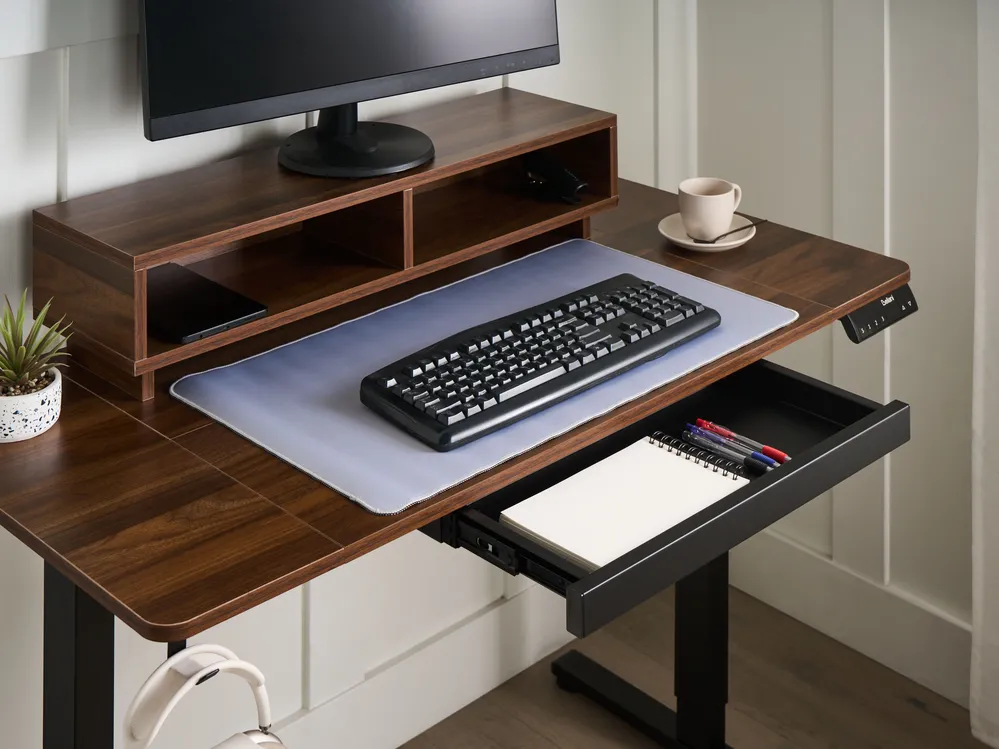 Elektriskt höj- och sänkbart skrivbord LUCAMA 120 cm 60 cm med USB-port Brun/ Svart_1036373