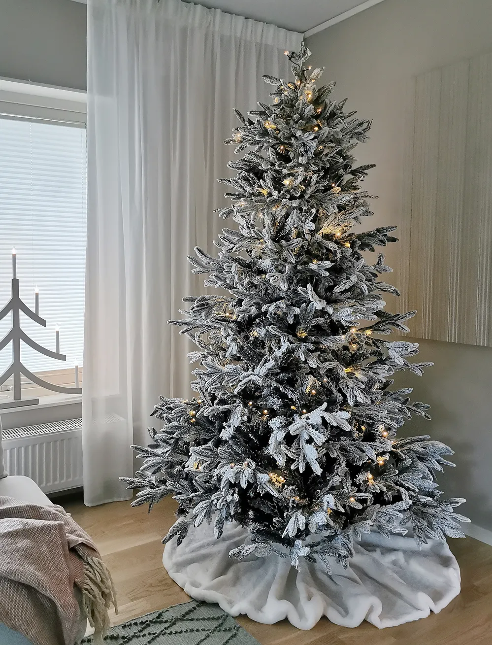 Snöklädd konstgjord julgran BASSIE 210 cm Vit_837647