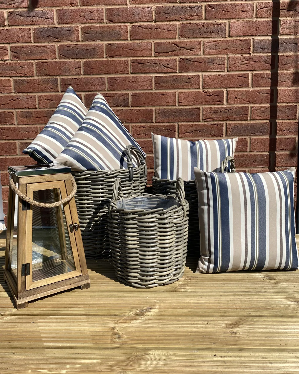 Set of 2 Outdoor Cushions KASTOS Striped 40 x 40 cm Taupe_860490