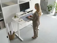 Elektriskt höj- och sänkbart skrivbord LUCAMA 120 cm 60 cm med USB-port Vit_1030918
