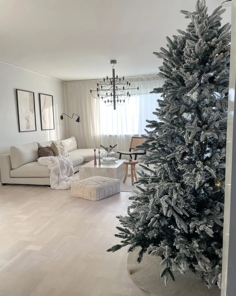 Snöklädd konstgjord julgran BASSIE 210 cm Vit_850898