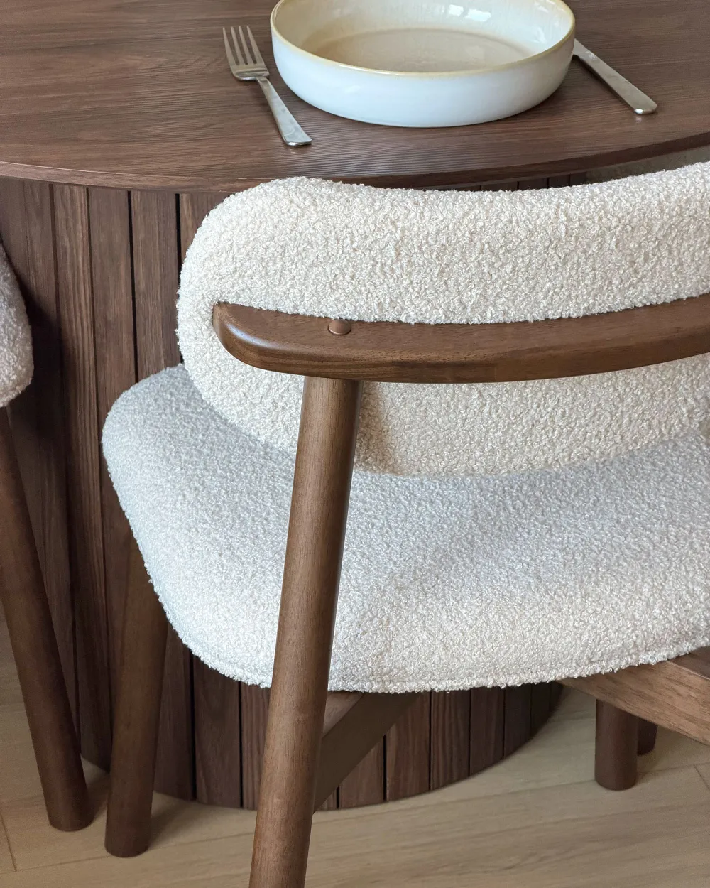 Set med 2 matstolar MILLS Bouclé Brun/ Ljusbeige_1173780