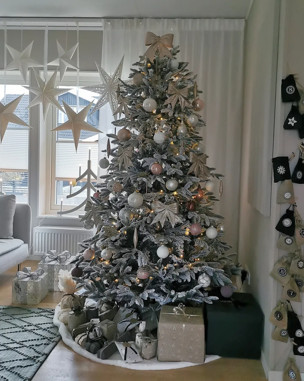 Snöklädd konstgjord julgran BASSIE 210 cm Vit_845758