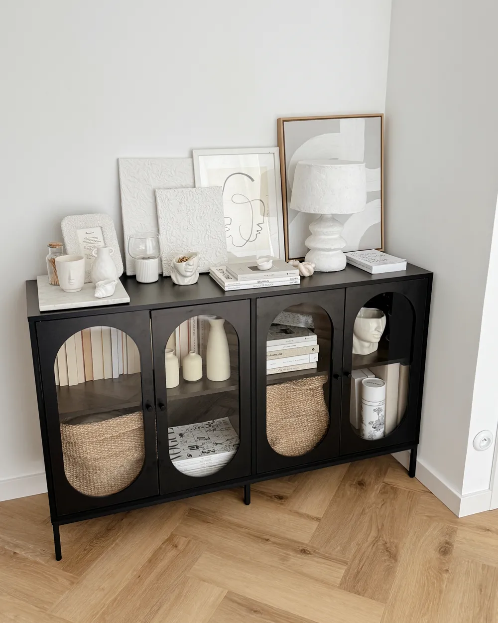 Vitrinskänk i glas LANGFORD 137 cm Svart_982653