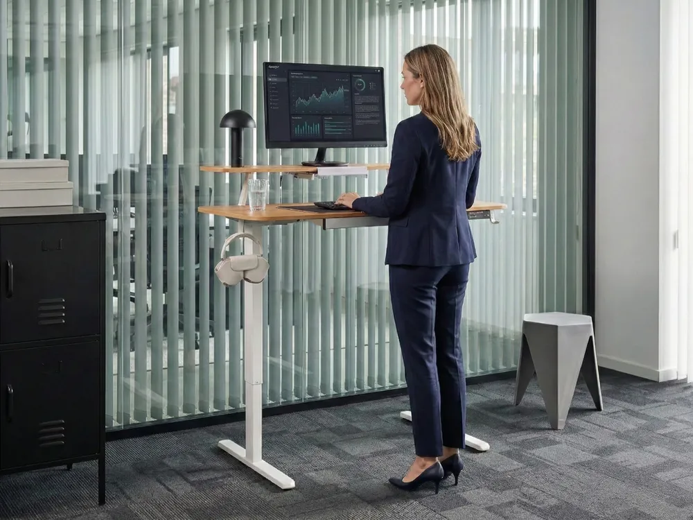 Elektriskt höj- och sänkbart skrivbord WILBANKS 120 cm 60 cm med USB-port Ljusbrun/ Vit_1031191