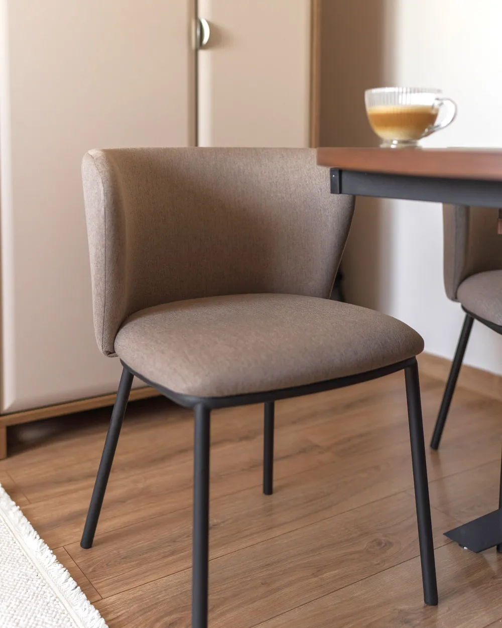 Set med 2 matstolar MINA Taupe_1156280