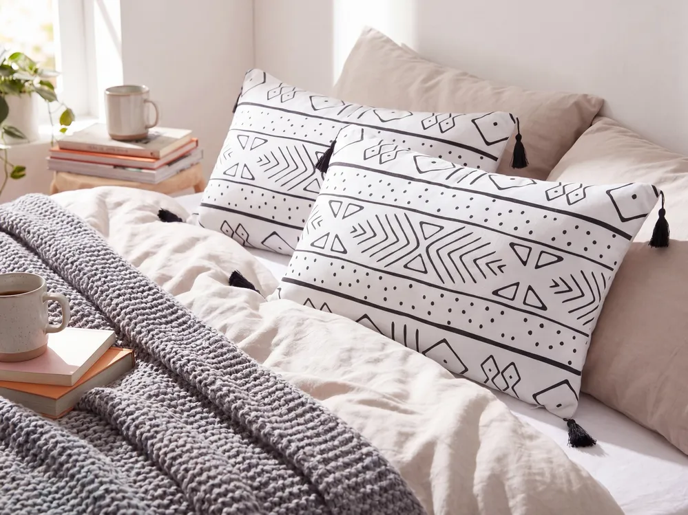 Set of 2 Decorative Cushions SCHEFFLERA 30 x 50 cm Velvet White Geometric Pattern