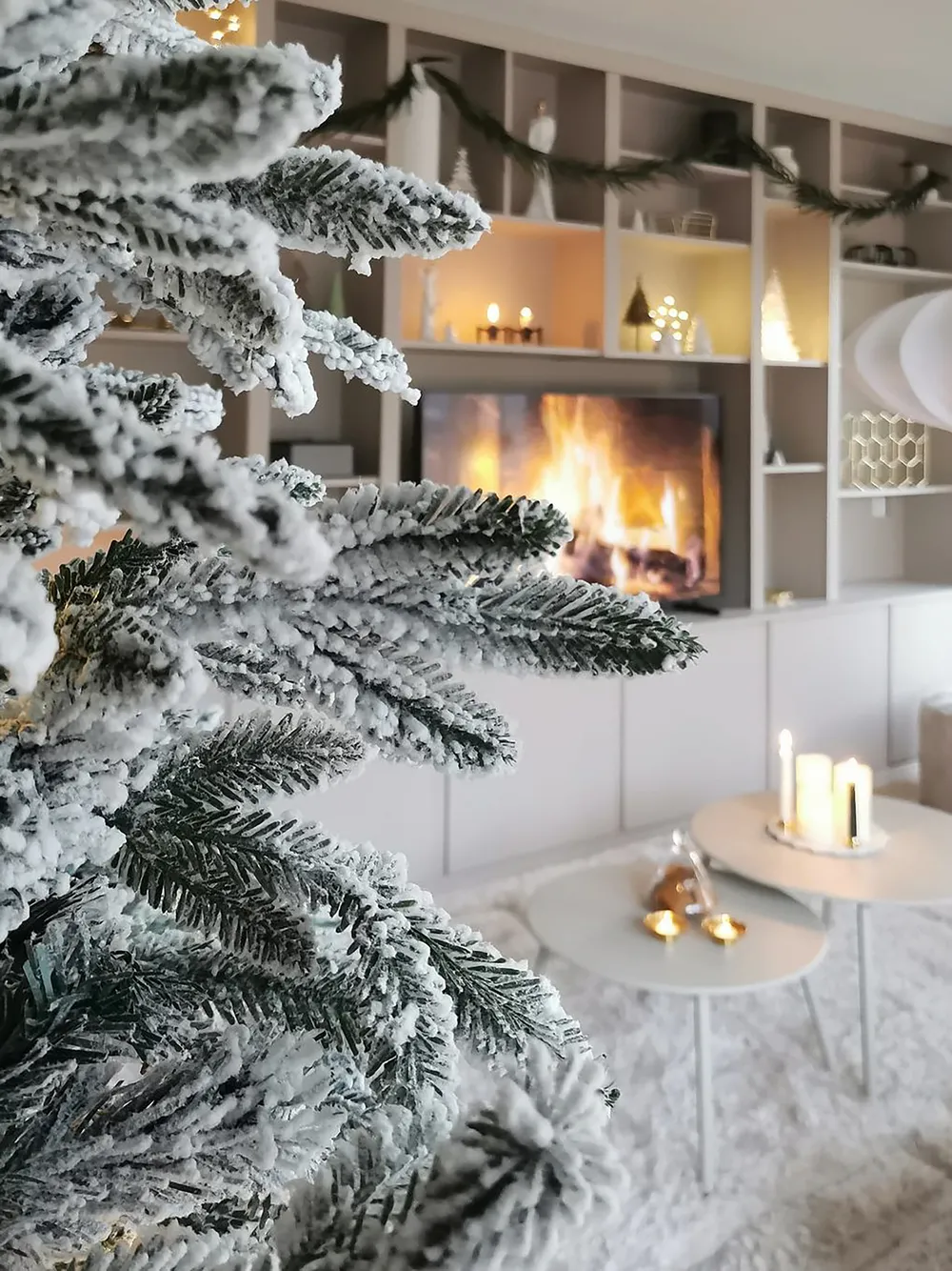 Snöklädd konstgjord julgran BASSIE 210 cm Vit_813896