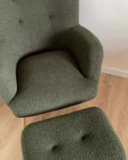 Öronlappsfåtölj VEJLE med fotpall Bouclé Mörkgrön_1001253