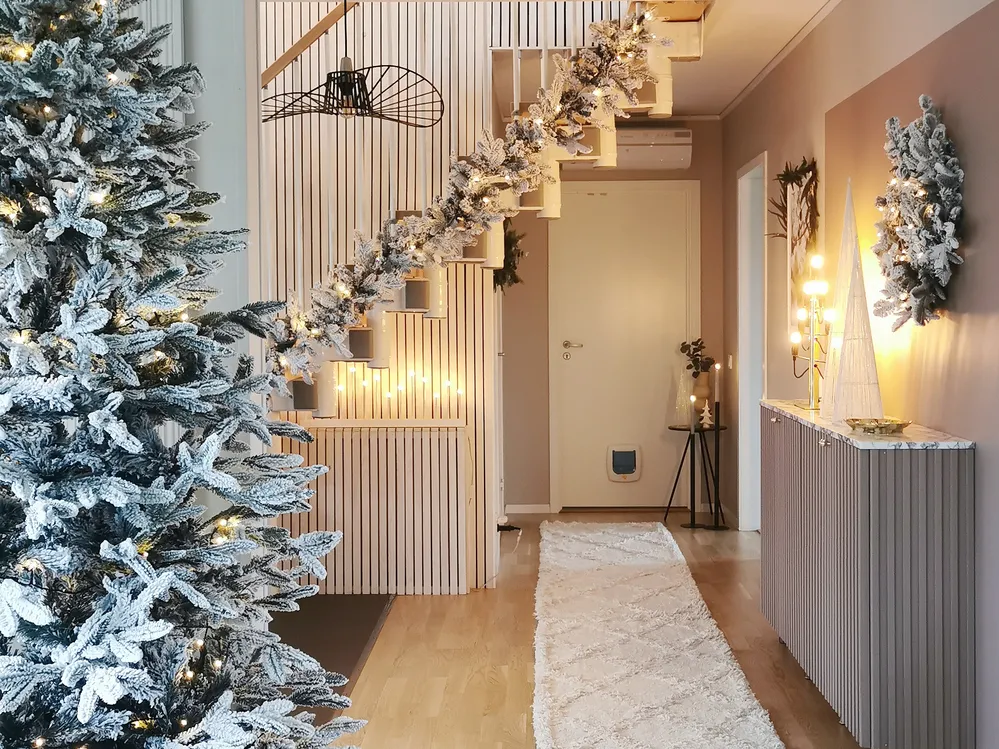 Snöklädd konstgjord julgran BASSIE 210 cm Vit_837640