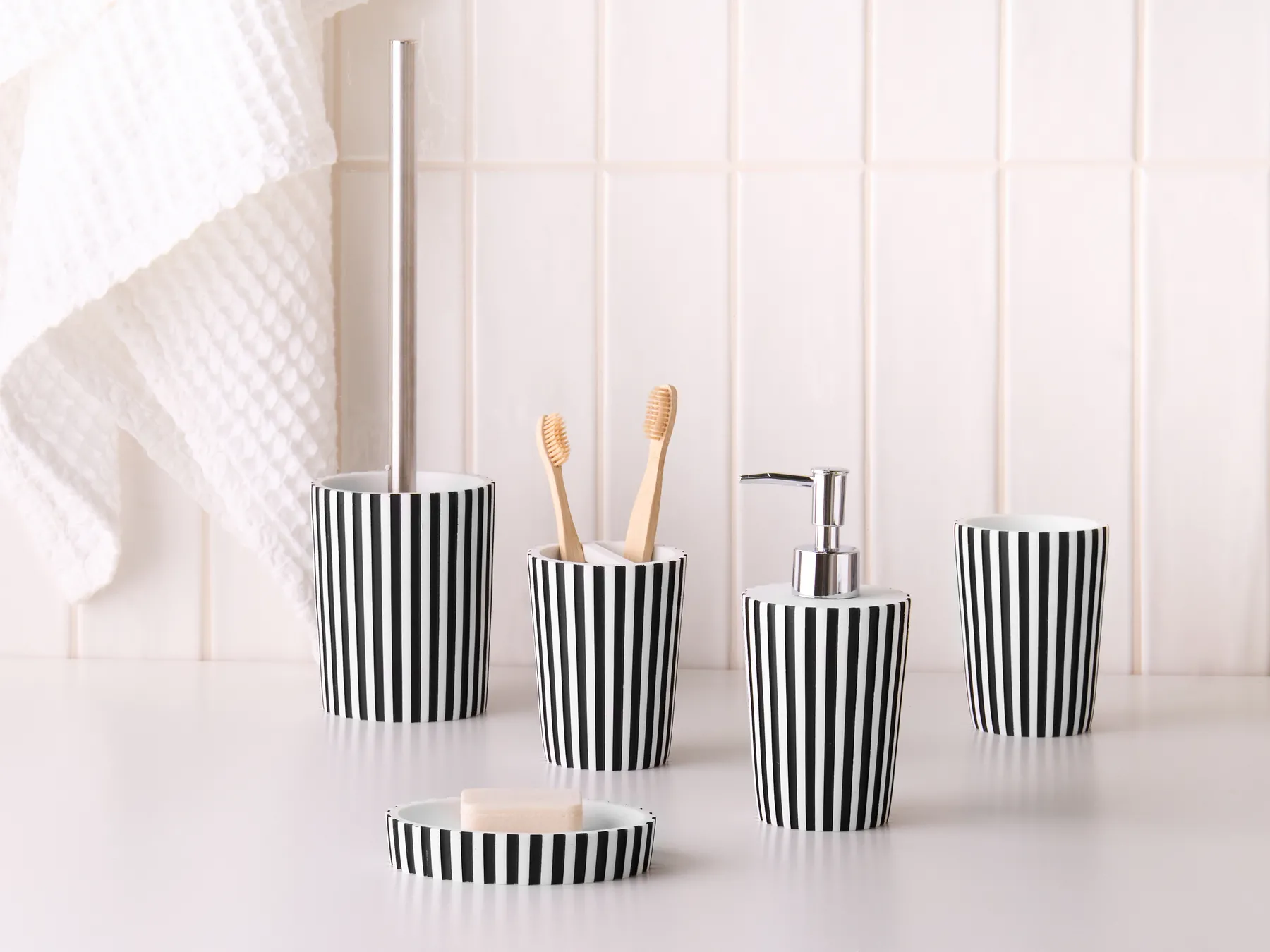 5-Piece Bathroom Accessories Set LIRCAY Black/ White_996474