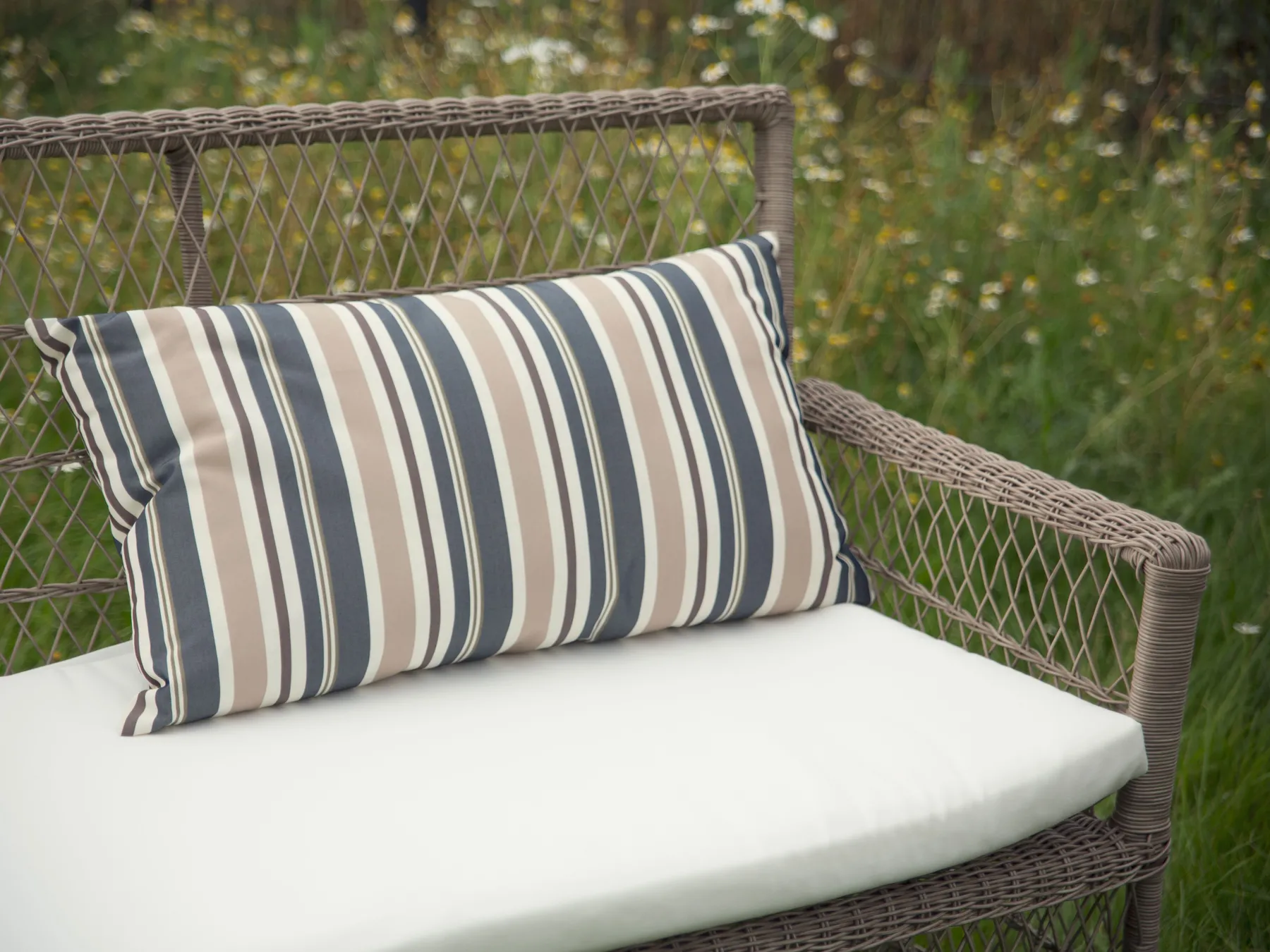 Set of 2 Outdoor Cushions KASTOS Striped 40 x 70 cm Taupe_783417