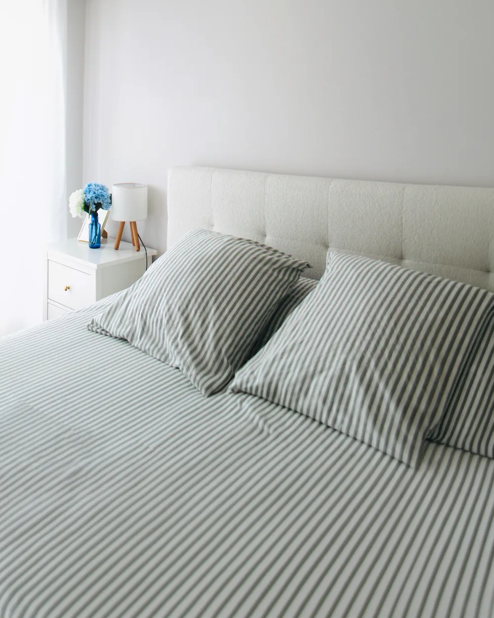 Ottoman Bed LORIENT Boucle Off-White 160 x 200 cm (EU King Size)_1065288