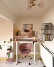 Elektriskt höj- och sänkbart skrivbord WILBANKS 120 cm 60 cm med USB-port Ljusbrun/ Vit_1054456