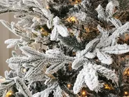 Snöklädd konstgjord julgran BASSIE 210 cm Vit_837644