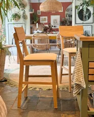 Set med 2 barstolar AMBLER Trä Ljusbrun/ Beige_1026247