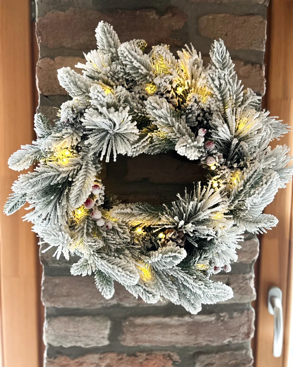 Snötäckt julkrans LED WHITEHORN 55 cm Vit_1047156